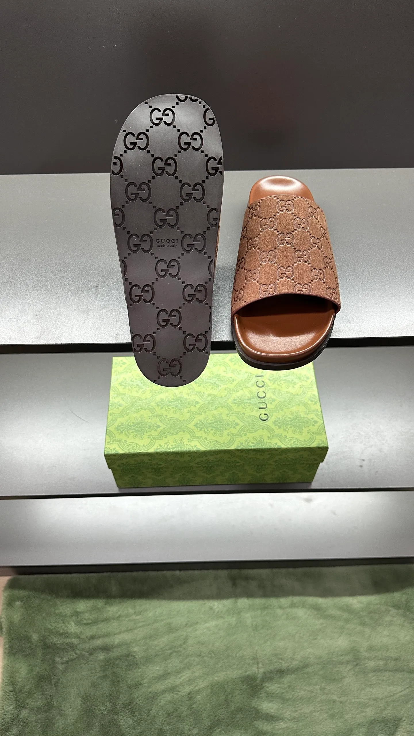 [G Home New Style] P: 300💰Men's size 39~45, (46. Customized) This slipper is made of GG polyester fiber and is decorated with a Gucci label on the front, which adds a striking logo feel to the style. "Gucci Made in Italy" stamped label Rubber sole Flat Made in Italy